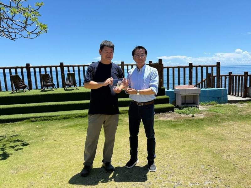 花蓮縣政府核准第2家與第3家合法露營場，其中位於壽豐鹽寮的「瞰海露營區」，是花蓮首家通過審查的農牧用地露營場，具指標意義。花蓮縣政府觀光處長余明勲（右）到場頒發合法露營場標識牌給業者。（花蓮縣政府提供）