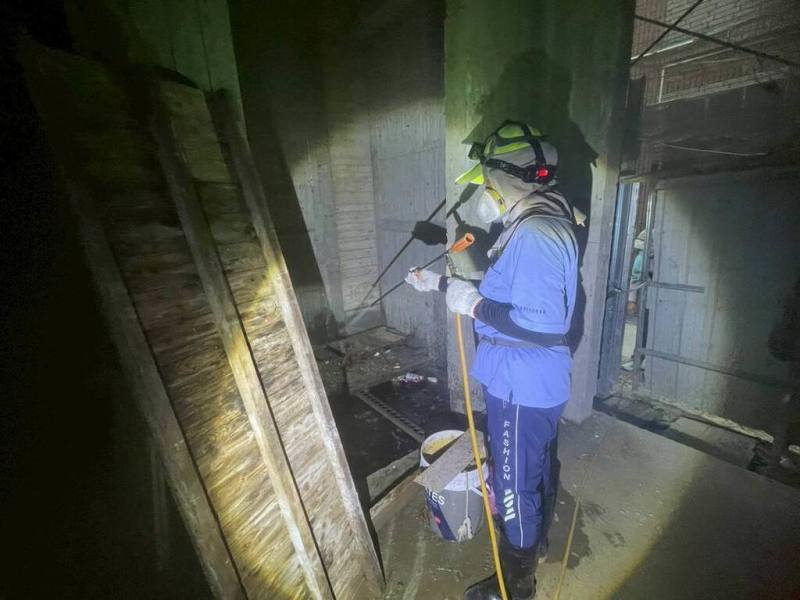 高雄市鼓山區出現今年首例本土登革熱家庭、社區群聚疫情，累積共4例。市府防疫團隊立即針對疫情發生地區擴大疫調採檢、地毯式孳生源清除、噴藥滅蚊等防治工作。（高雄市衛生局提供）