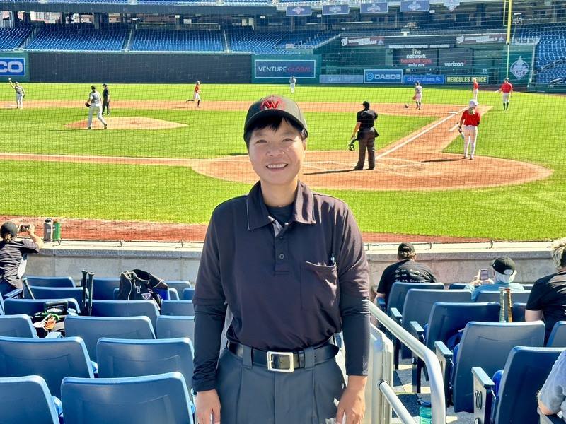 劉柏君25日在華盛頓國民球場執法女子職業棒球聯盟首屆選秀會，並表示「在這麼有歷史意義的時刻，台灣沒有缺席，我覺得非常榮幸」。