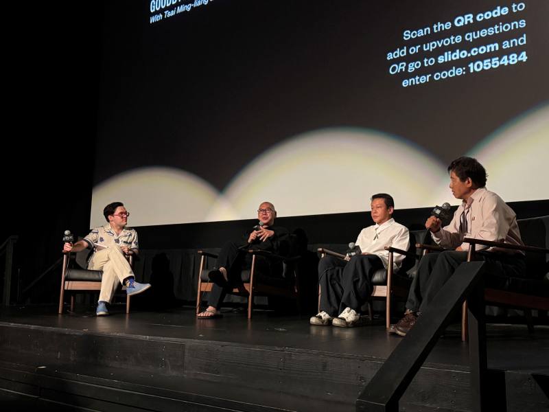 蔡明亮（左2）與李康生（右2）出席奧斯汀電影協會劇院《不散》的映後座談。（駐休士頓臺灣書院提供）