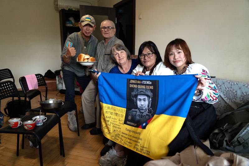 台灣志願兵曾聖光在烏克蘭陣亡近3年，曾媽媽蘇雨柔近日重返烏克蘭。圖為蘇雨柔（右2）、曾聖光姊姊（右1）在志工蘇東（左1）陪同下，探訪一對自赫松撤離的老夫妻。