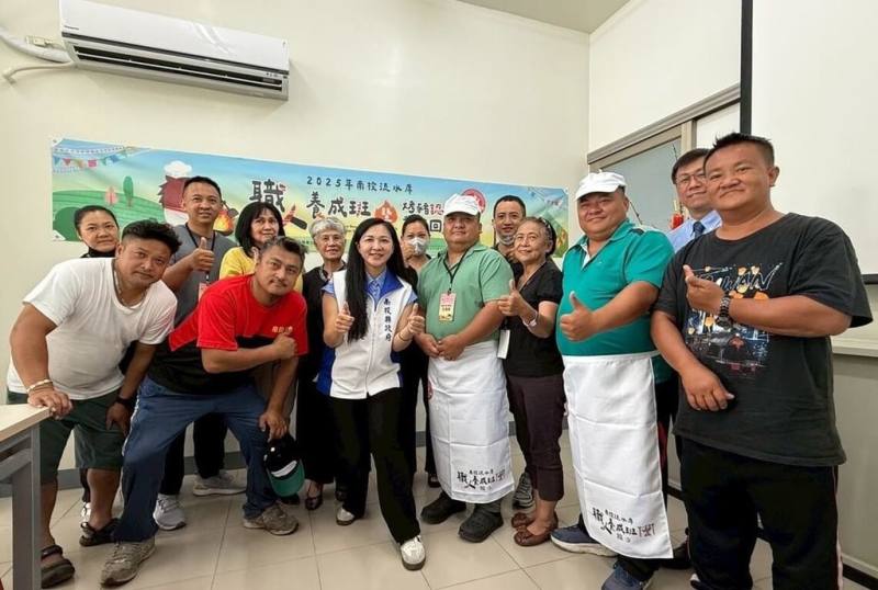南投縣政府原住民族行政處首創開辦「南投縣原風流水席總舖師培訓課程」，透過55小時專業培訓，協助職人學習融合原民文化特色流水席料理技藝，為南投原鄉餐飲業者開拓事業發展空間，26日開業式。（南投縣政府提供）