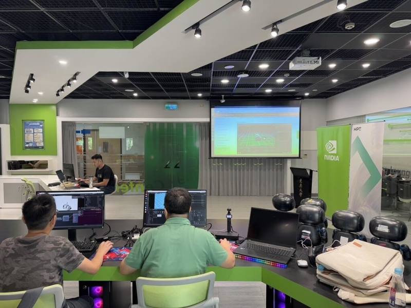 東吳大學智慧創新AI學習中心規劃舉辦一系列AI及機器人培訓課程，內容採用輝達的專業AI、生成式AI、3D模擬等技術，首場技術培訓課程由CAVEDU機器人王國團隊授課。（東吳提供）