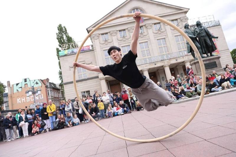 FOCASA福爾摩沙馬戲團威瑪首演前，在劇院廣場與當地民眾互動，吸引當地民眾圍觀。（FOCASA提供）