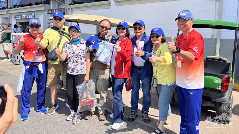 大紐約區台灣大學校友會與新州北部美華聯誼會會員現場觀賽