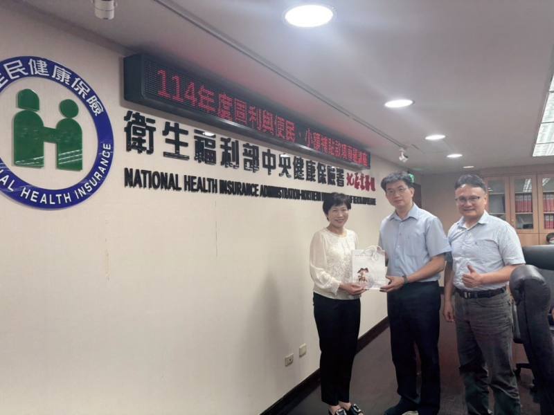 北區業務組張温温組長致贈法務部廉政署肅貪組邱智宏組長