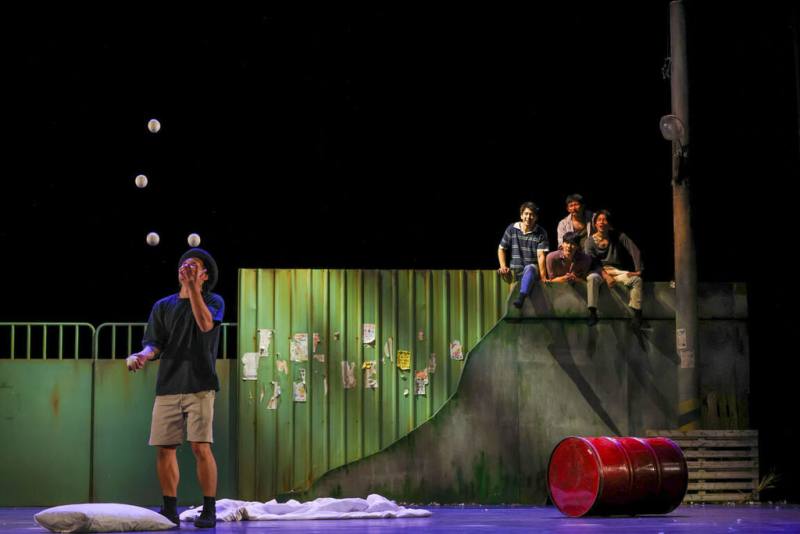 FOCASA福爾摩沙馬戲團在德國威瑪藝術節演出以社子島為背景創作的作品「苔痕」，舞台重現台灣街景，讓德國觀眾「一秒到台灣」。（FOCASA提供）