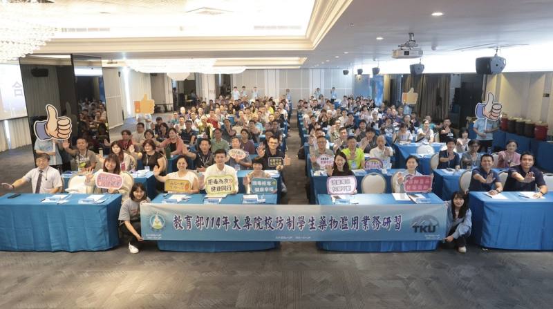 學務特教司許嘉倩副司長、校安科張惠雯科長惠雯及參加研習人員合影