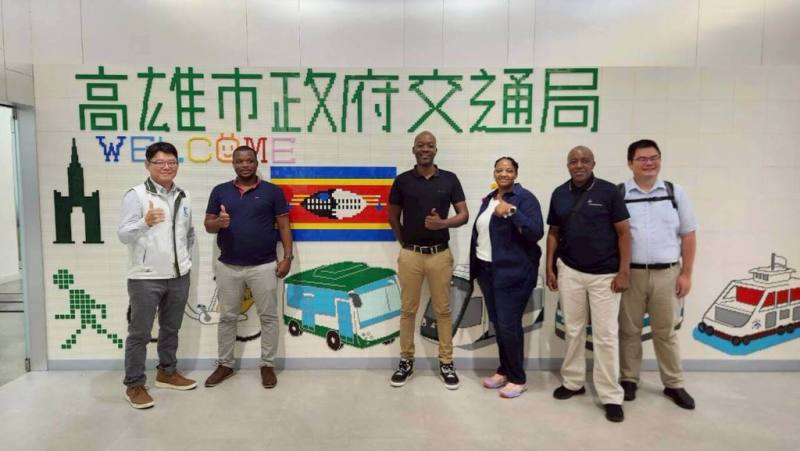 史瓦帝尼代表團26日訪問高雄，了解高雄新一代智慧運輸系統對多元資訊蒐集，道路路況追蹤、發布，及路口AI影像辨識系統運作方式與發展經驗。（高雄市交通局提供）