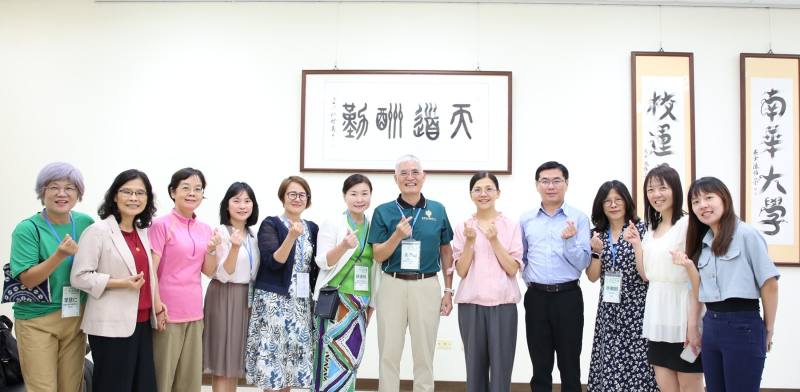 教育部專門委員許文溱(右5)、生命教育中心主任高俊雄(右6)與主持人、主講人合照