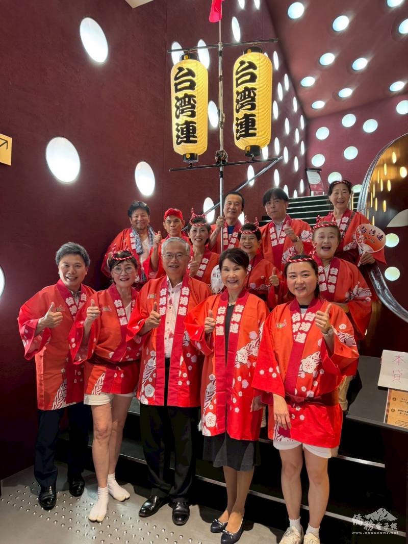 駐日副代表蔡明耀夫婦(前排中及右2)與「台灣連」團員合照