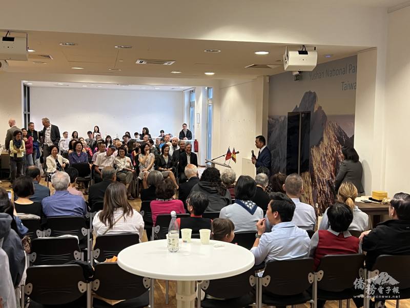 僑務諮詢委員陳清峰(圖中站立者)代表柏林僑界致詞，祝福大使謝志偉未來職務更上一層樓