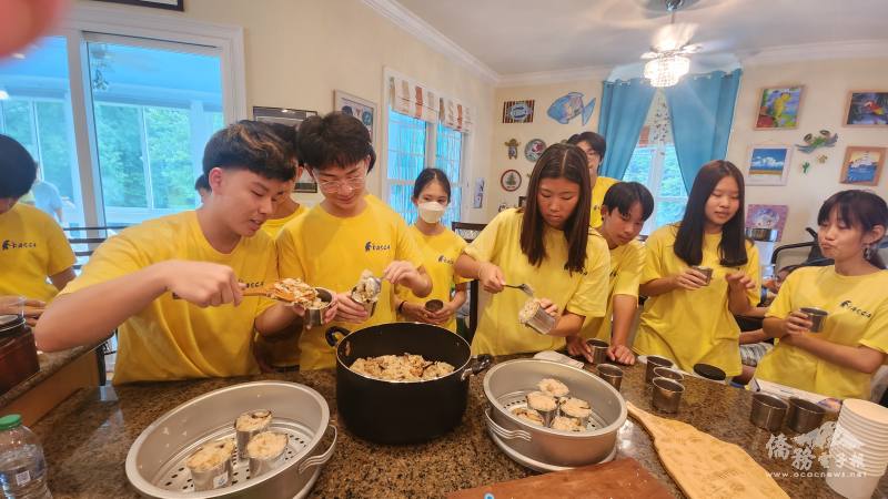 學員們體驗筒仔米糕製作