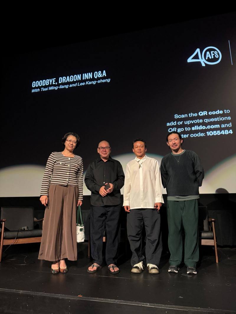 駐休士頓辦事處處長蕭伊芳（左1）、臺灣書院副主任林忠憲（右1）與蔡明亮（左2）及李康生（右2）合影。（駐休士頓臺灣書院提供）