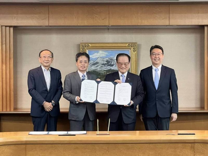在交通部長陳世凱（右）見證下，台鐵公司董事長鄭光遠（右2）與JR九州社長古宮洋二（左2）簽署合作備忘錄，將持續深化交流。（台鐵提供）