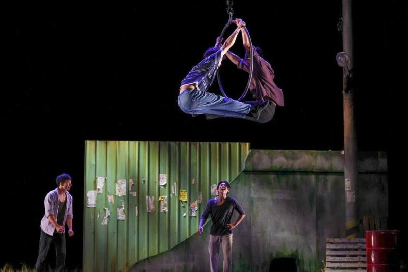 FOCASA福爾摩沙馬戲團作品「苔痕」結合舞蹈與馬戲技巧，講述劇團創團之初的故事，乘載豐富情感記憶。（FOCASA提供）