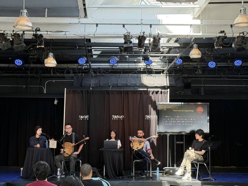 台灣「農村武裝青年樂團」團長阿達（江育達）（左2）及妻子俐君（左1），與多倫多葡萄牙裔法朵吉他演奏家阿魯達（右2）在加拿大台灣節共同參與講座。