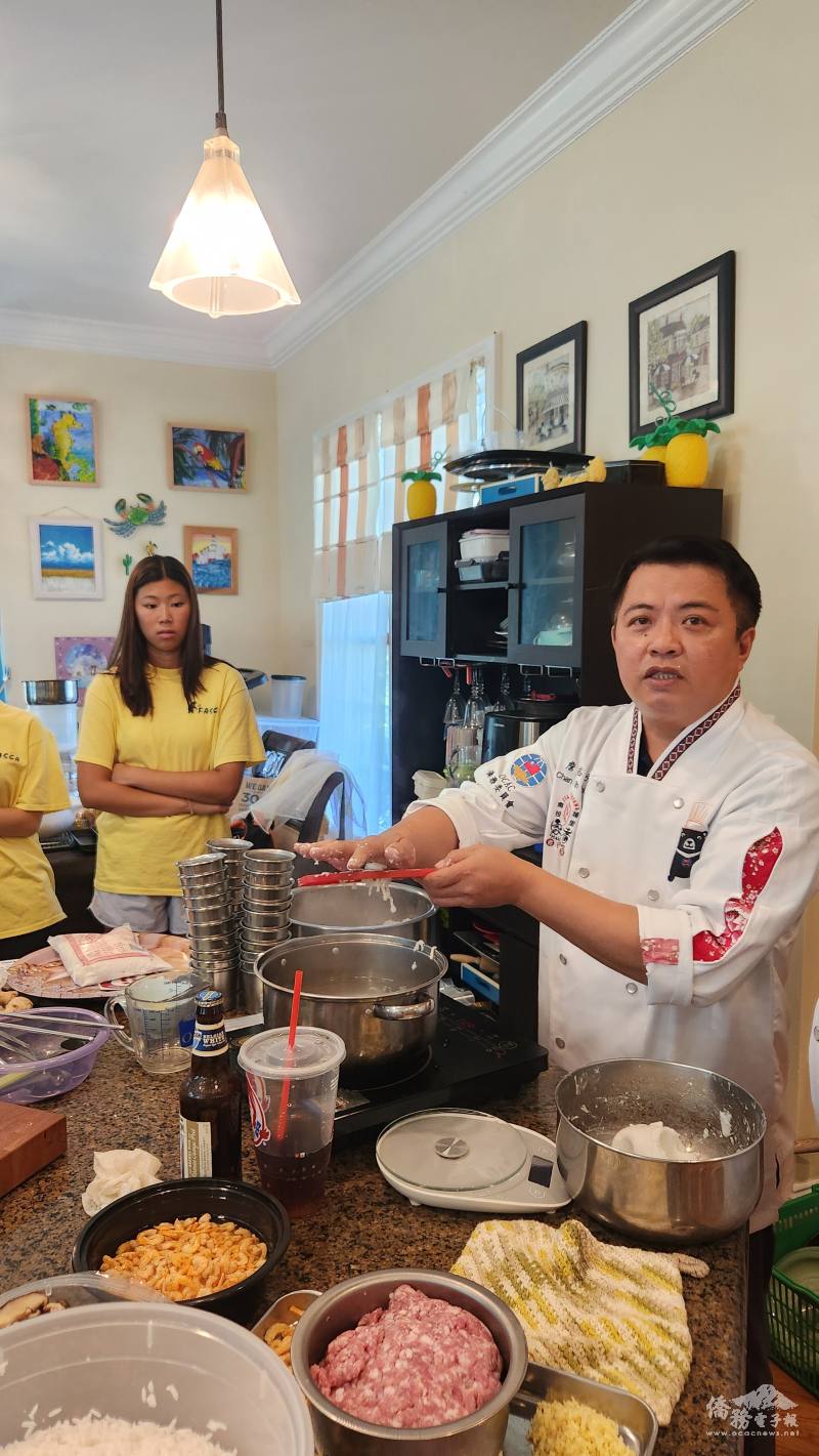 詹志強示範手工米苔目製作