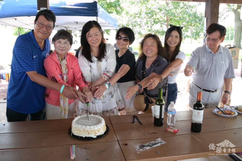 八、九月壽星切蛋糕