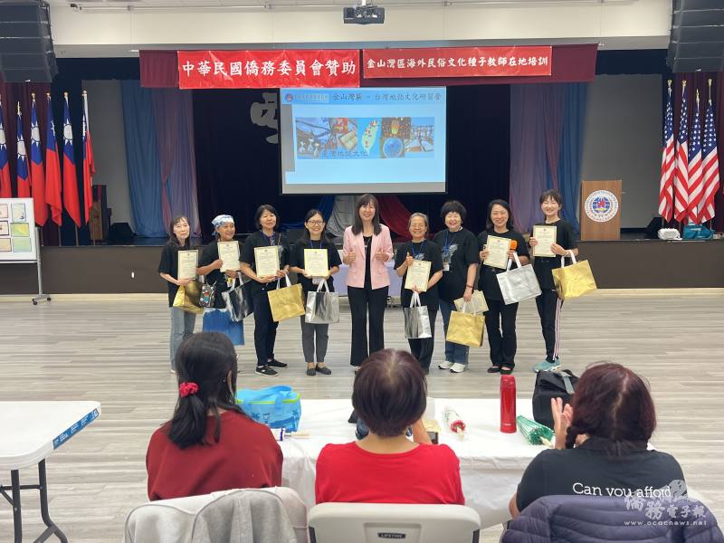 文教中心主任莊雅淑(中)感謝授課老師