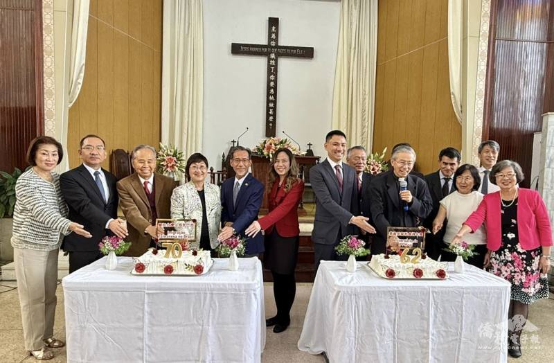 委員長徐佳青（左4），大使廖志賢（左5）、處長朱怡靜（左6）、主任委員劉學琳（左3）、主任尤正才（左2）、中南美洲臺商總會長林幸昭（左1）一起合切70週年蛋糕，主任牧師鄭國卿（前排右3）和長老執事合切創會62週年蛋糕