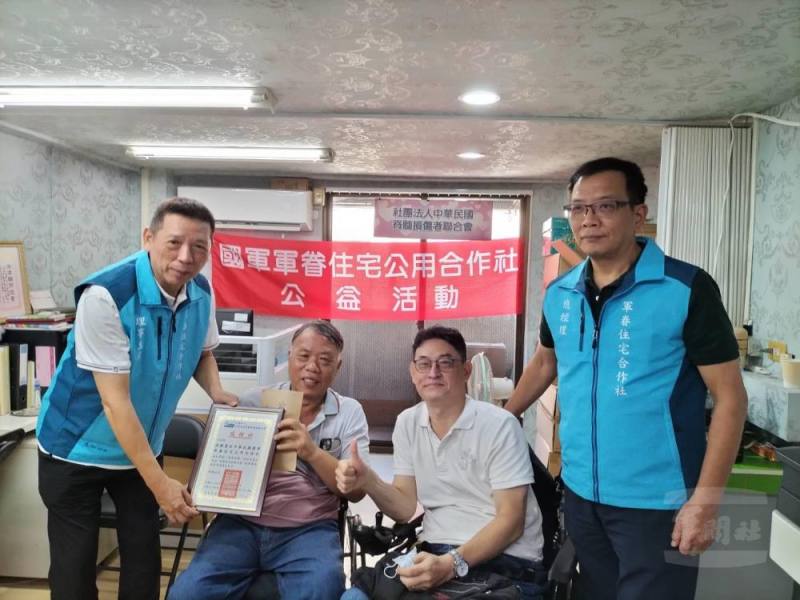 眷宅社吳理事主席參與「大愛無礙-輪椅籌募計畫」公益捐贈活動。（眷宅社提供）