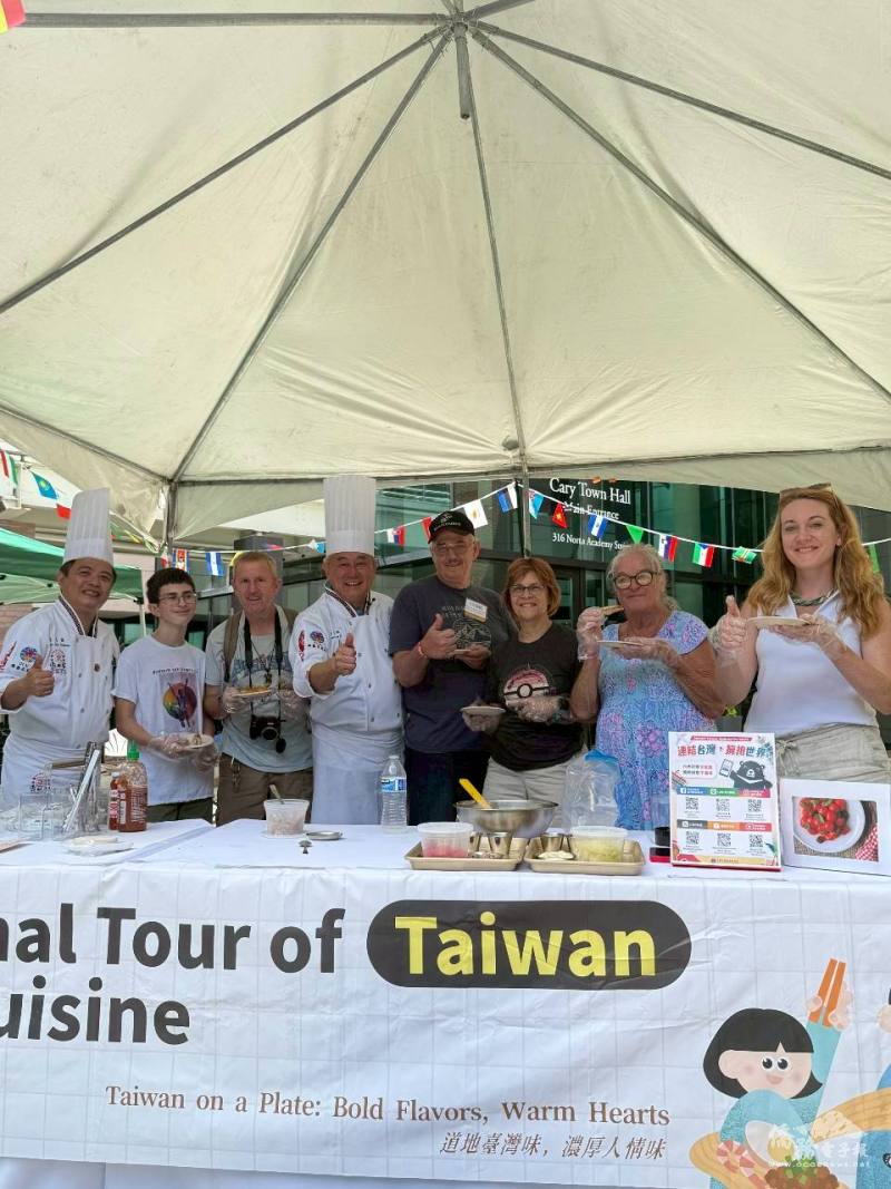 潘岱儒、詹志強與民眾合影