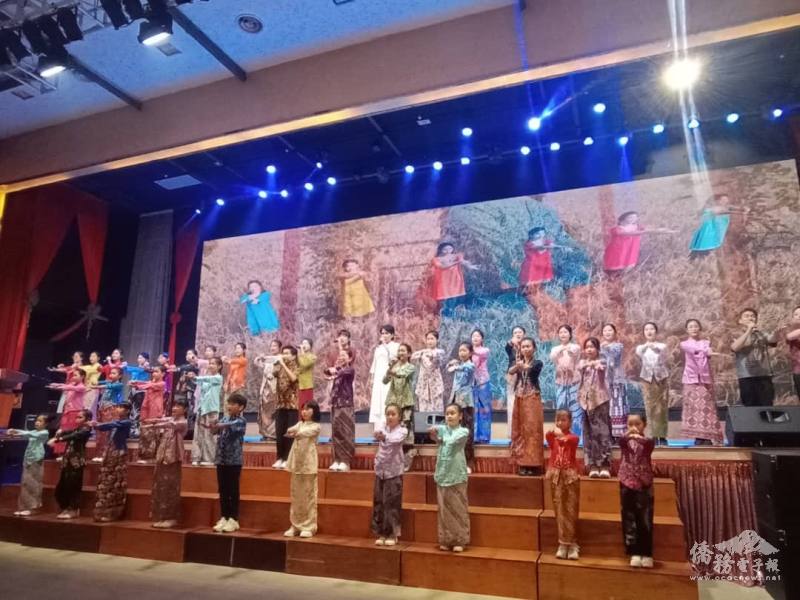 蒲公英合唱團演唱〈翻轉吧！蒲公英〉