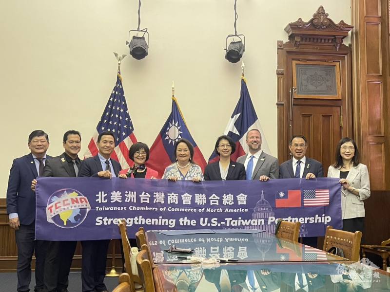 德州第一夫人Cecilia Abbott親自代表接受捐款，並與北美台商總會總會長白越珠、輔導總會長陳世修、休士頓辦事處處長蕭依芳共同等合影