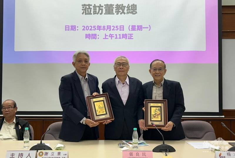 張良民與馬來西亞華校教師會總會主席謝立意及馬來西亞華校董事聯合會總會副主席楊才國互贈紀念品