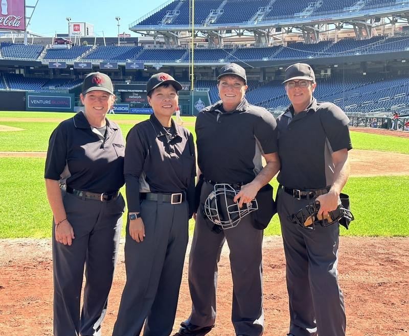 首屆女子職業棒球聯盟選秀會於華盛頓國民球場舉行，無任所大使劉柏君（左2）擔任共同裁判。