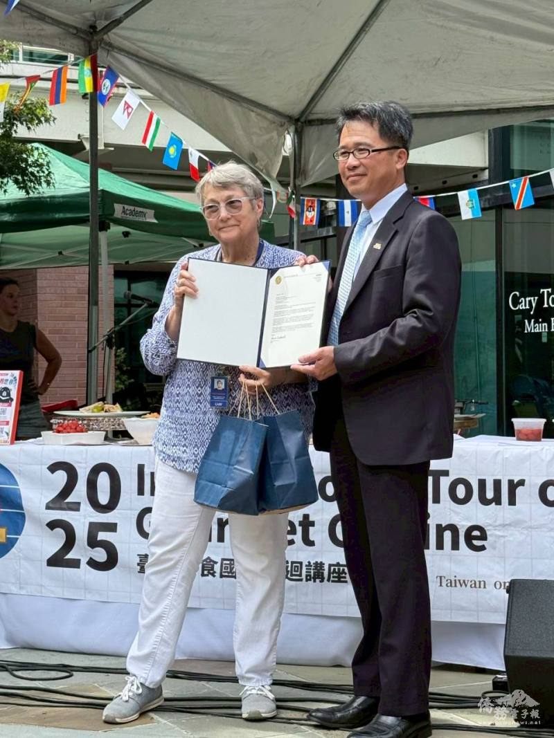 凱瑞市姐妹城市委員會主管Kris Carmichael代表市府頒發僑委會感謝狀