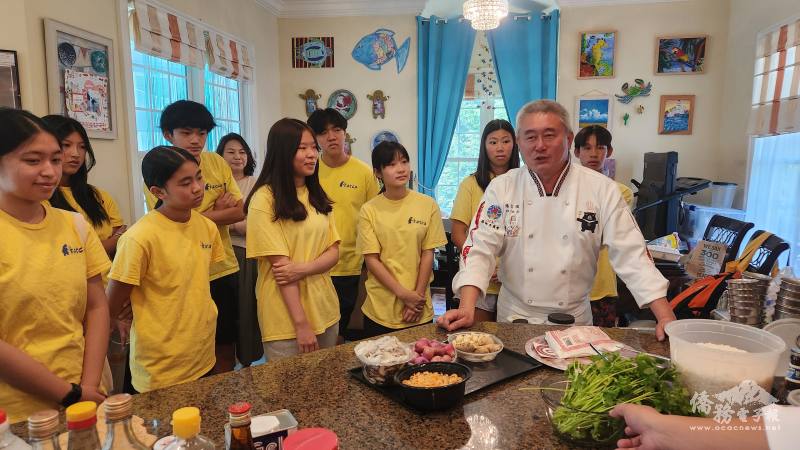 潘岱儒介紹傳統筒仔米糕製作食材