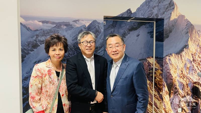 漢堡僑務諮詢委員楊文村(右)及中華會館執行秘書許美娟(左)代表漢堡僑界祝福謝志偉