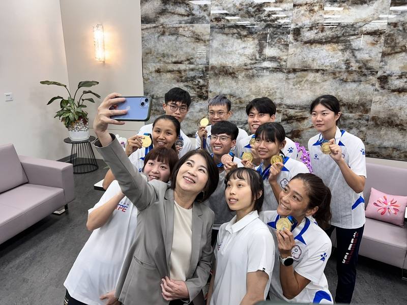 2025世界大學運動會、亞洲滑輪溜冰錦標賽落幕，屏東選手奪下多面獎牌，縣長周春米（前左2）26日接見選手，並開心拿手機自拍。