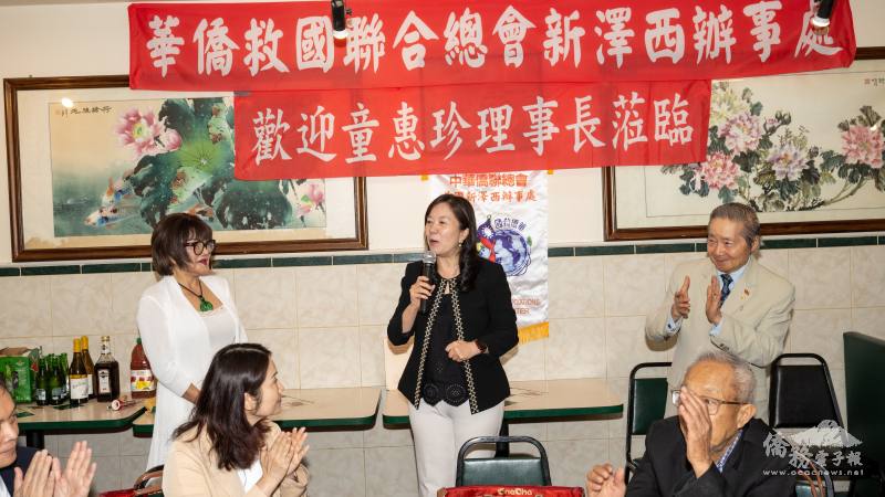 童惠珍頒獎給新澤西辦事處主任黃秀梅和華府辦事處主任巫和怡，感謝兩人與當地僑民搭建交流橋梁