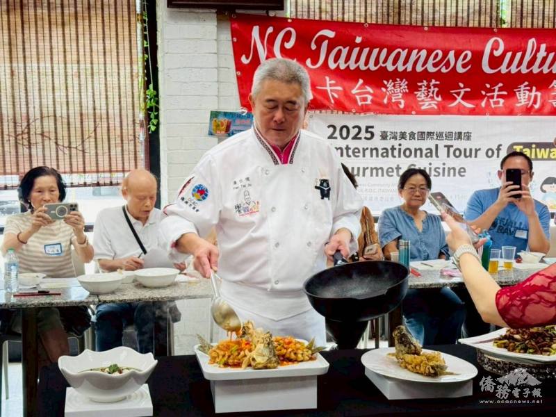 教授潘岱儒展示吉祥松鼠魚的料理作法