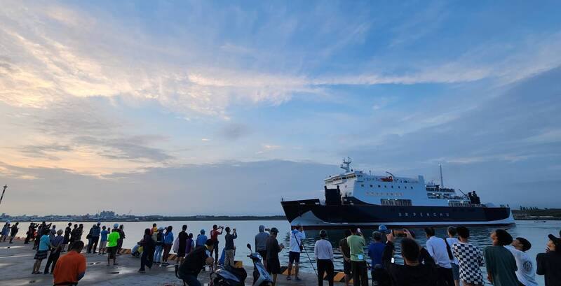 交通部航港局推動「2025藍色公路海洋觀光嘉年華」活動，澎湖－基隆航線由高馬航線「澎湖輪」配合，25日晚間啟航，展開類郵輪式海上之旅。