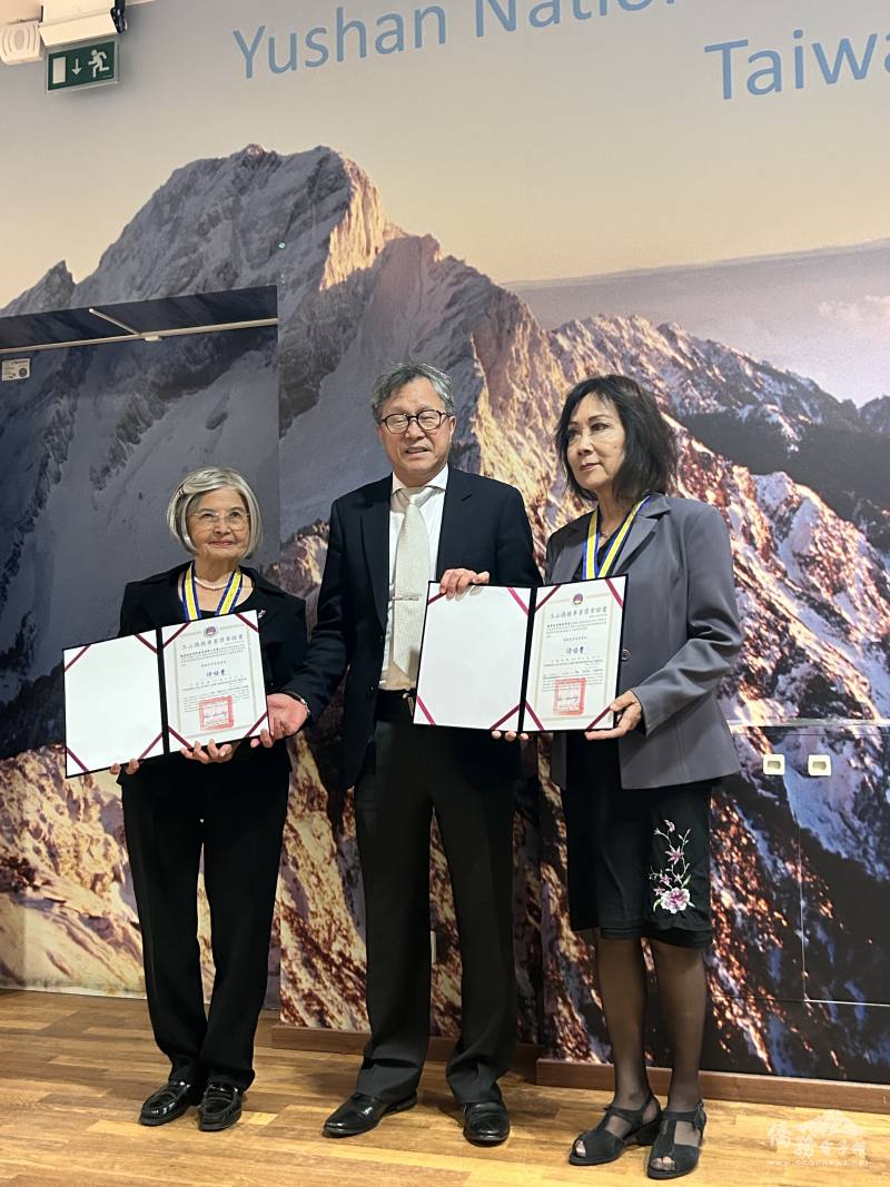 謝志偉(中)頒發玉山僑務專業獎章給葉美麗博士(左)及女士鄭瑩(右)，表彰公眾外交著力甚深