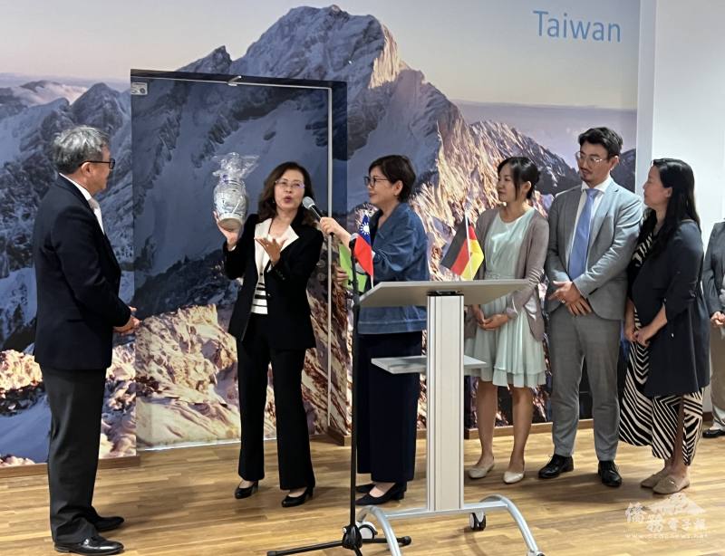 法蘭克福僑務委員劉淑慧(左2)致贈法蘭克福名產予謝志偉留念