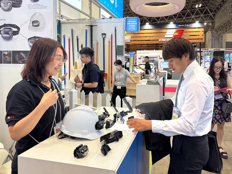 「第61回JAPAN DIY HOMECENTER SHOW 2025」21日至23日在幕張展覽館舉行，是日本規模最大的業界展會。立群企業的磁吸頭盔頭燈，可讓頭燈輕易吸附在頭盔上，吸引日本買家。