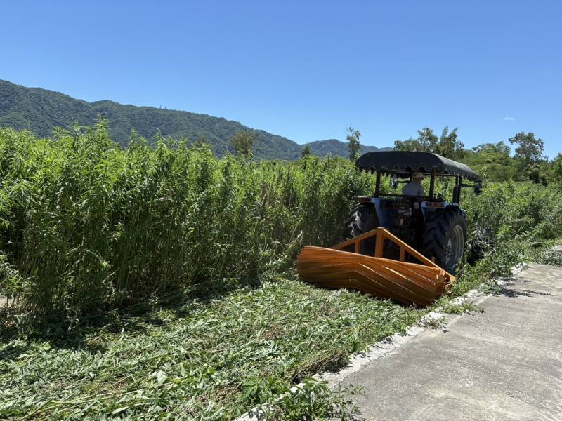 研究同仁於田間示範不整地滾壓機操作情形