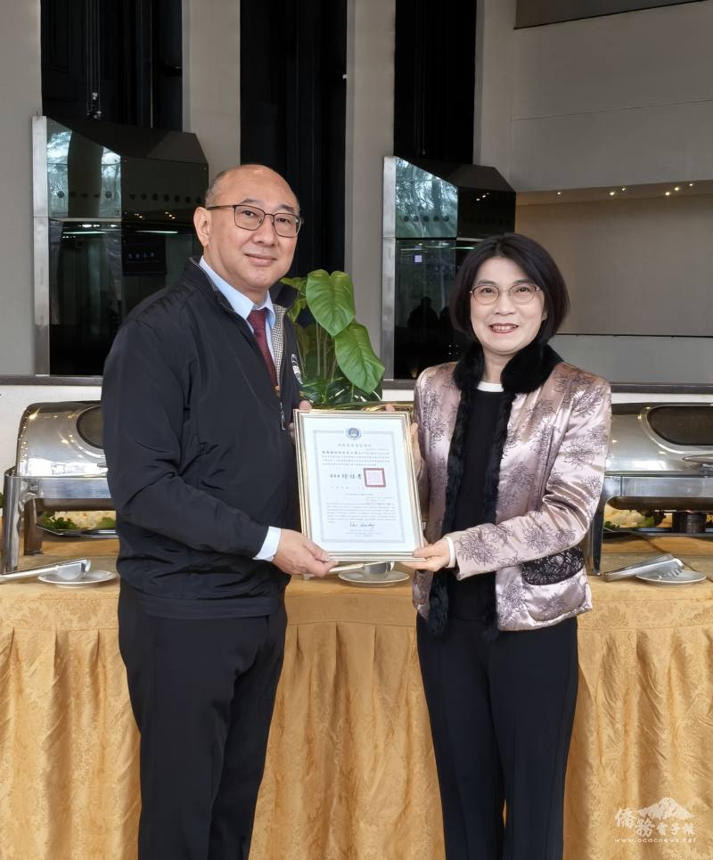 總領事陳慧芬（右）頒發感謝狀予會長陳正華（左）