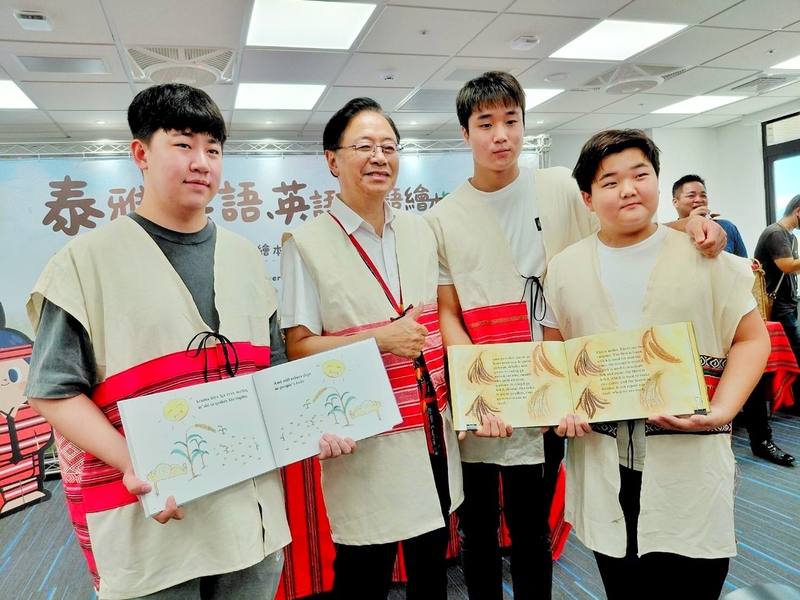 6名來自桃園市的美國留學生促成泰雅族語、英語雙語繪本「小米的一生」、「奶奶的農作物」出版，市長張善政（前左2）25日下午出席發表會表示，兼具文化特色與教育價值的繪本，十分適合作為國際文化交流媒介。