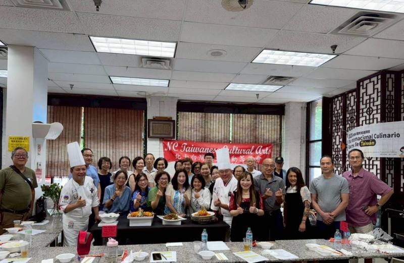 潘岱儒、主廚詹志強與鄉親合影