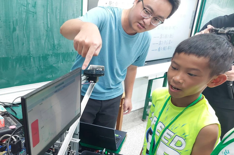 工研院公益兒童科技體驗營在花蓮開跑，工研院與慈濟志工們化身關主，透過AI音頻非破壞式檢測技術，了解AI如何幫忙把關商品品質。