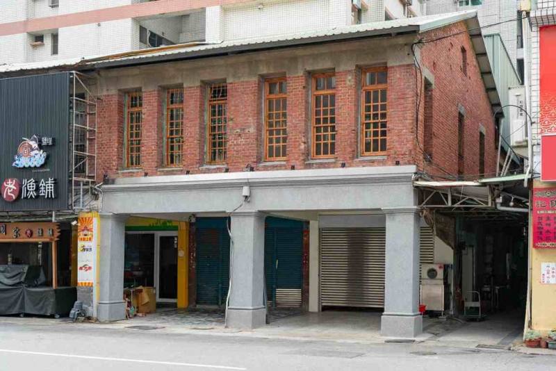 高雄市政府文化局自民國113年起與鹽埕社區居民公私協力推動「老建築立面美化試辦計畫」，迄今已完成瀨南街、銀座、新樂街等5處，共14棟建物整理。圖為新樂街老建築。（高雄市文化局提供）