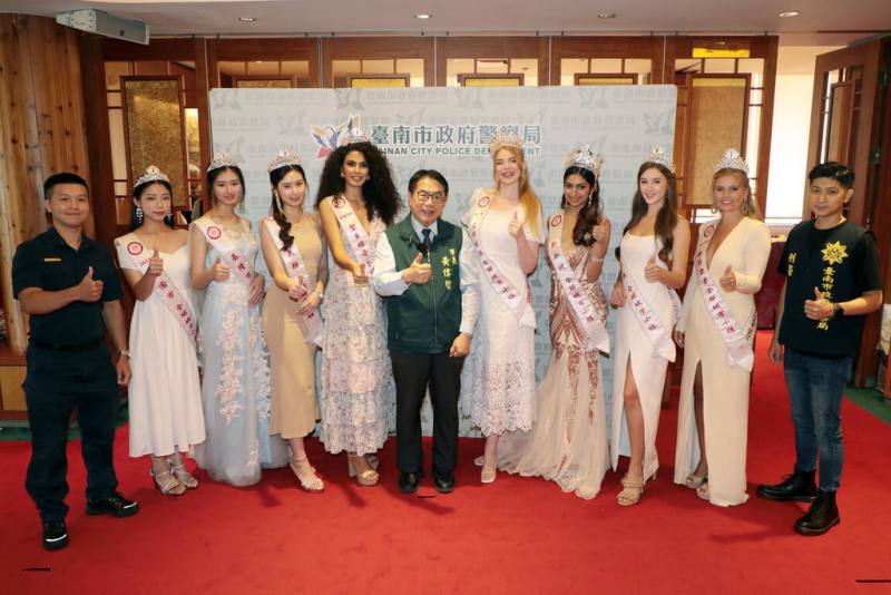 2025第20屆全球城市小姐世界邀請賽參賽佳麗受邀到台南市參訪，25日與市長黃偉哲（中）共同傳遞防詐騙觀念，也發揮公益精神，參與拍攝市府反詐宣導影片。（台南市政府提供）