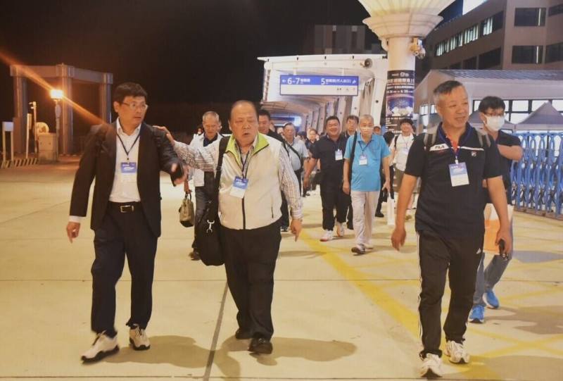 交通部航港局推動「2025藍色公路海洋觀光嘉年華」活動，澎湖－基隆航線25日晚間啟航，澎湖縣長陳光復（前中）率縣府團隊與民眾一同體驗。（澎湖縣政府提供）