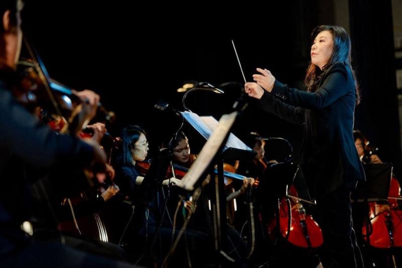 紀念醫師詩人曾貴海逝世週年，新古典室內樂團24日在衛武營國家藝術文化中心戲劇院演出「紀實音樂劇場－歸來去」，藝術總監陳欣宜（右）盼讓民眾感受曾貴海畢生為台灣族群與這片土地的無私奉獻。（新古典室內樂團提供）